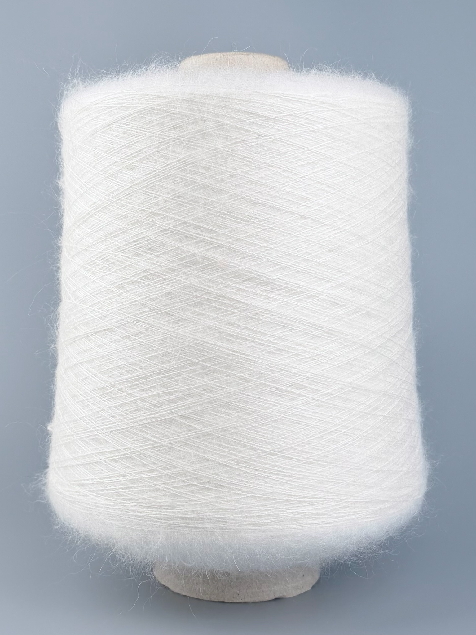 Manifattura Sesia Art. Vivienne 850 m / 100 g – Garn aus Kid Mohair und Maulbeerseide col. Optisch Weiss 5151 foto 2